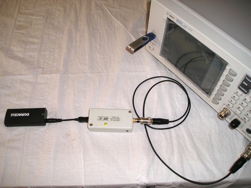 Test setup with spectrum analyzer and comb generator